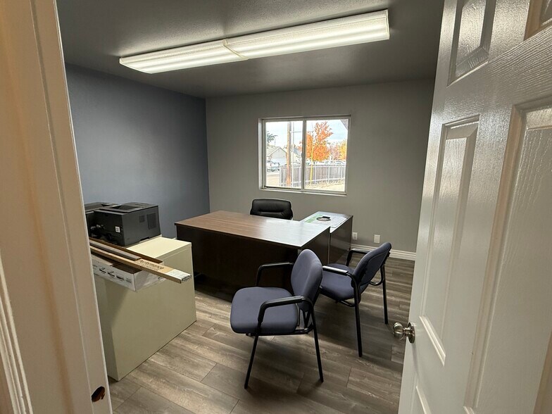 More Photos Of 725 SW 8th St, Fruitland Office For Sale