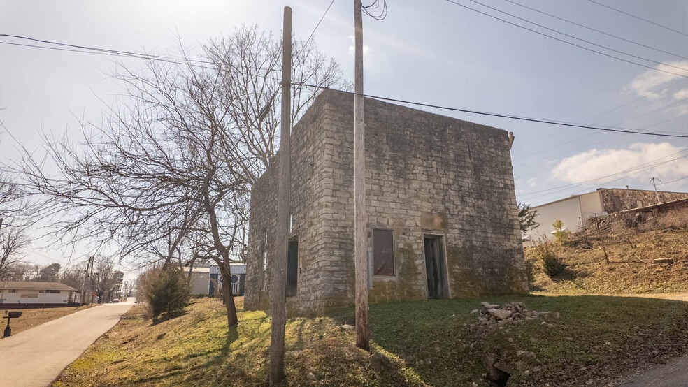 More Photos Of 105 E Couch St, Alton General Retail For Sale