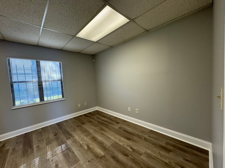 More Photos Of 550 Balmoral Cir N, Jacksonville Medical For Sale