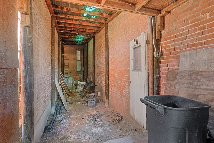 More Photos Of 125 S Waco St, Hillsboro Office For Sale