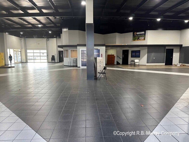 More Photos Of 350 S Ingram Mill Rd, Springfield Showroom For Lease