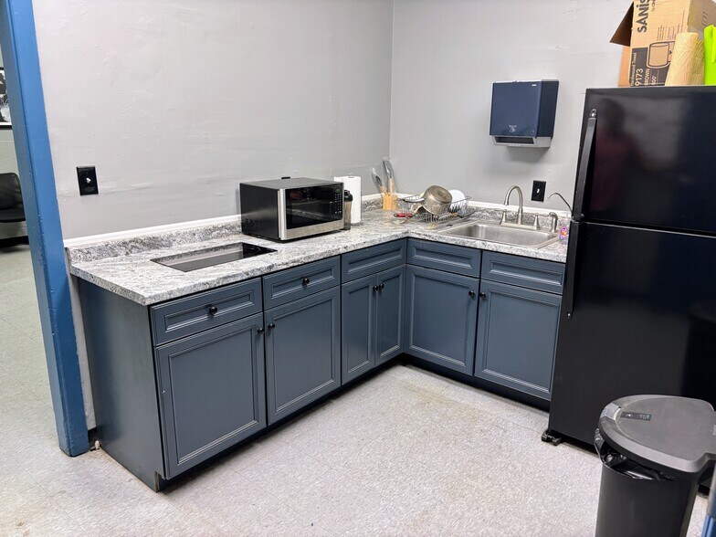 More Photos Of 1401 W Ray St, Indianapolis Truck Terminal For Lease