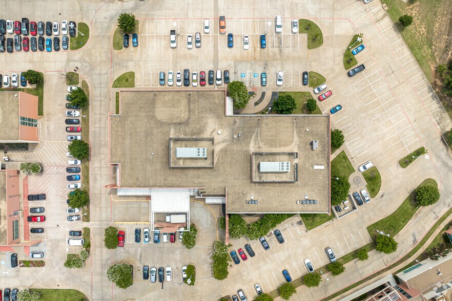 More Photos Of 2817 S Mayhill Rd, Denton Medical For Lease