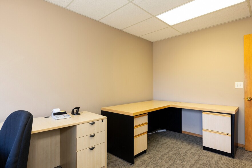 More Photos Of 8804 Roosevelt Way NE, Seattle Office For Sale