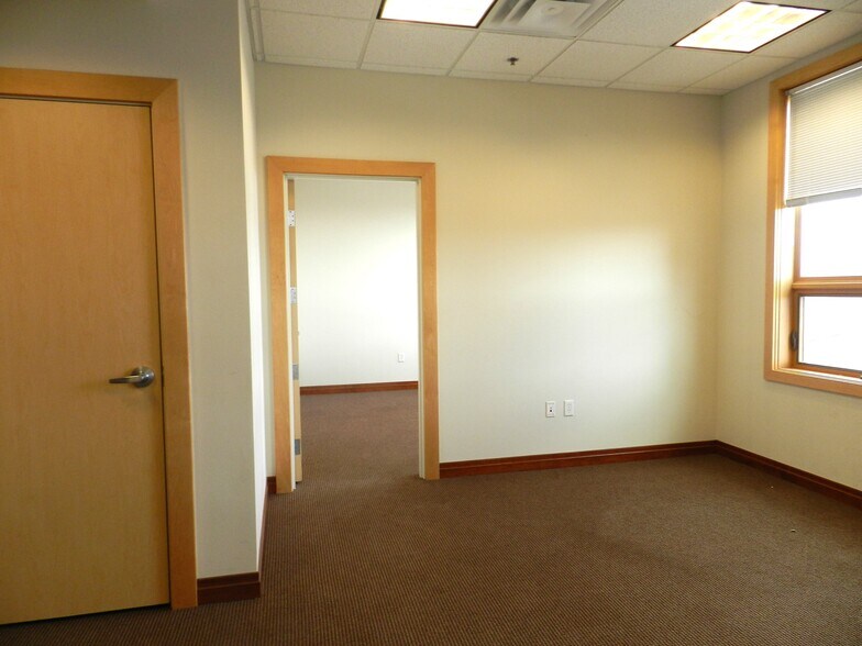 More Photos Of 1404 Hawk Pky, Montrose Medical For Lease