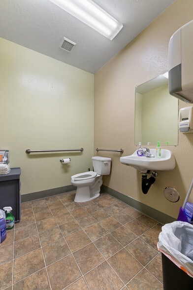 More Photos Of 6062-6068 Crater Lake Ave, Central Point Warehouse For Sale