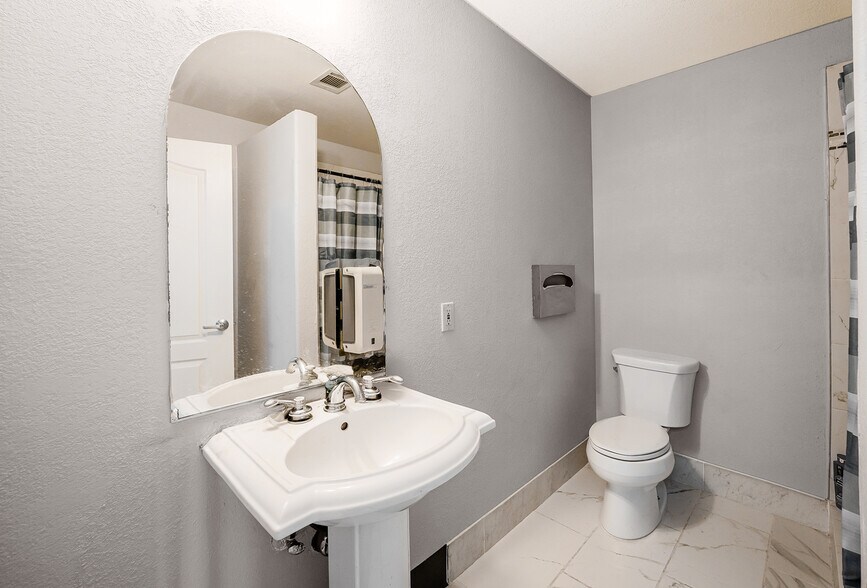 More Photos Of 444 N 1st St, Fresno Freestanding For Sale