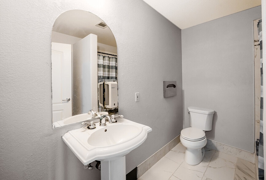 More Photos Of 444 N 1st St, Fresno Freestanding For Sale