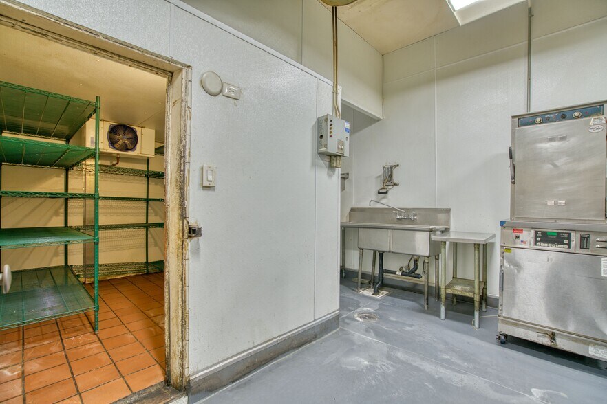 More Photos Of 816 Main St, Louisville Restaurant For Sale