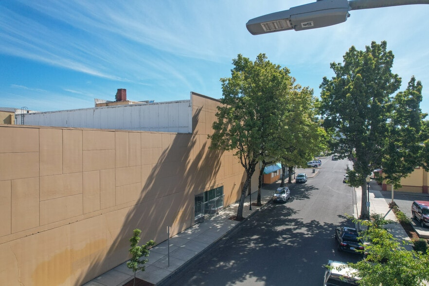 More Photos Of 181 Anderson Ave, Coos Bay Department Store For Sale