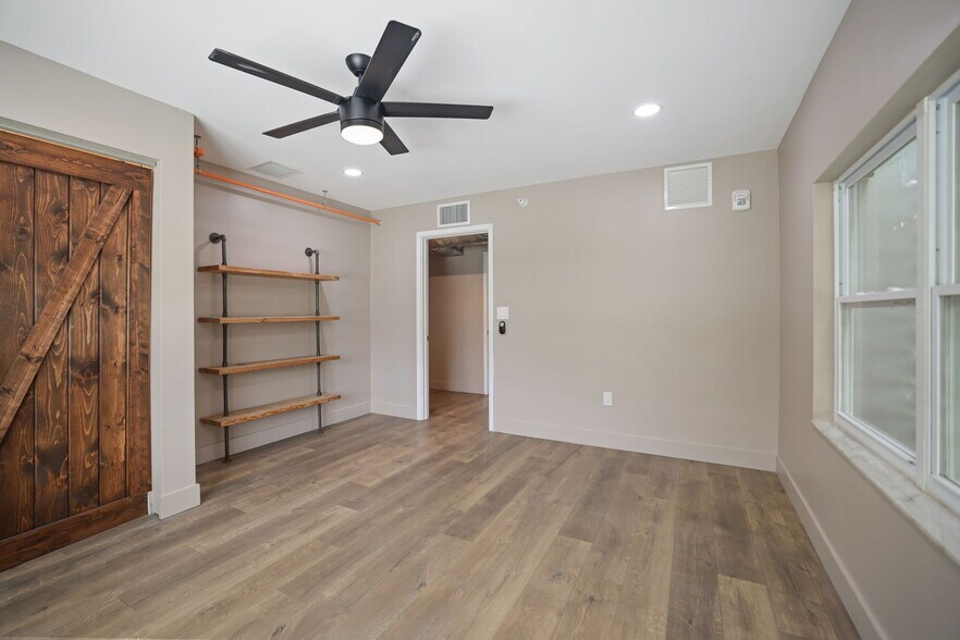 More Photos Of 10830 Navajo Dr, Saint Petersburg Showroom For Sale