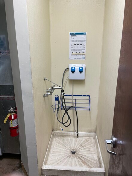 More Photos Of 5701 Parkville St, Columbus Freestanding For Lease