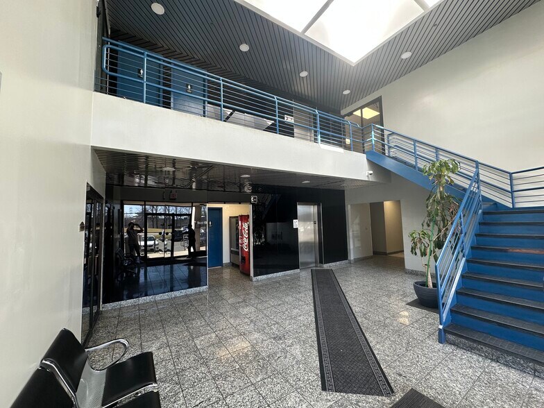 More Photos Of 270 Spagnoli Rd, Melville Office For Lease