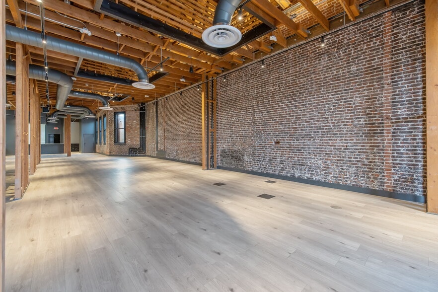 More Photos Of 215 W Main St, Visalia Restaurant For Lease