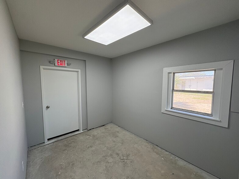 More Photos Of 18252 E Colonial Dr, Orlando Light Distribution For Lease