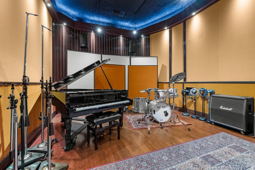 More Photos Of 5739 Tujunga Ave, North Hollywood Movie Radio TVStudio For Sale