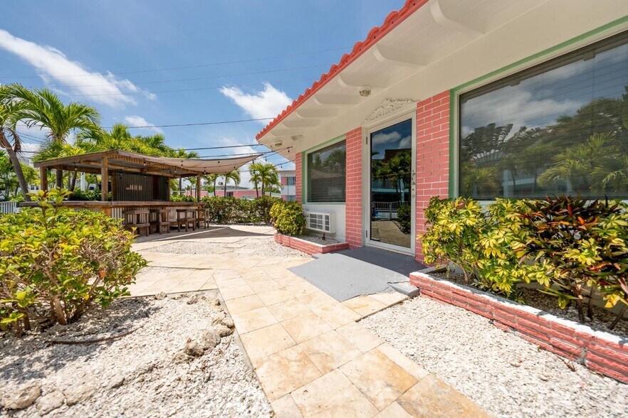 More Photos Of 333 Hamden Dr, Clearwater Beach Hotel For Sale