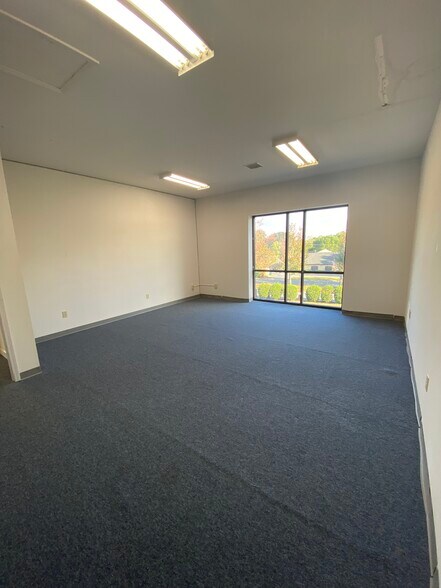 More Photos Of 1934 16th St NE, Hickory Freestanding For Lease