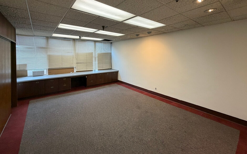More Photos Of 150 N Macquesten Pky, Mount Vernon Warehouse For Lease