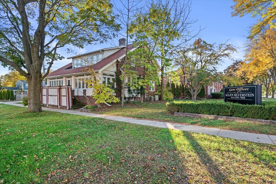 More Photos Of 2281 Swan Blvd, Milwaukee Office For Sale