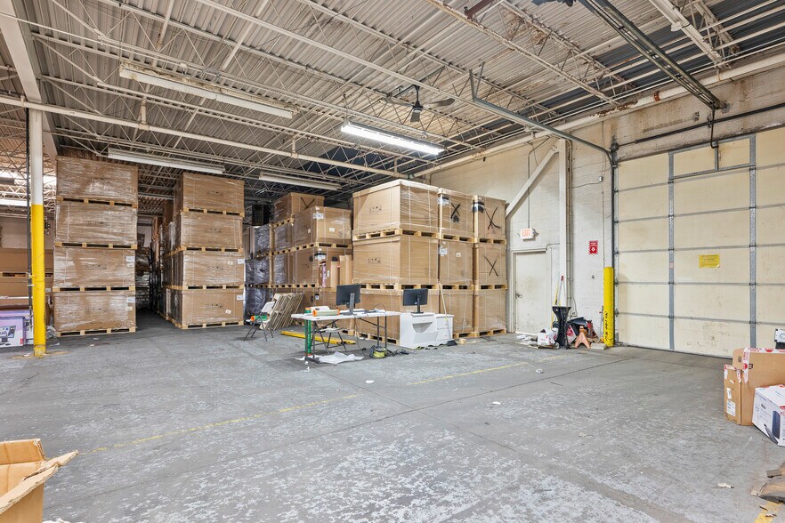 More Photos Of 2727 S Beech Daly Rd, Dearborn Heights Warehouse For Lease