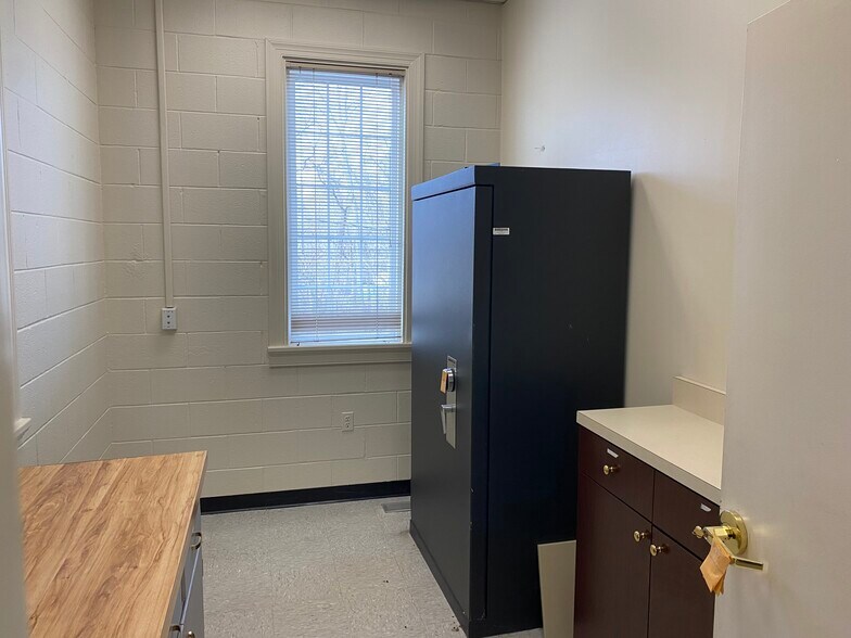 More Photos Of 1496 Anderson Hwy, Cumberland Bank For Lease