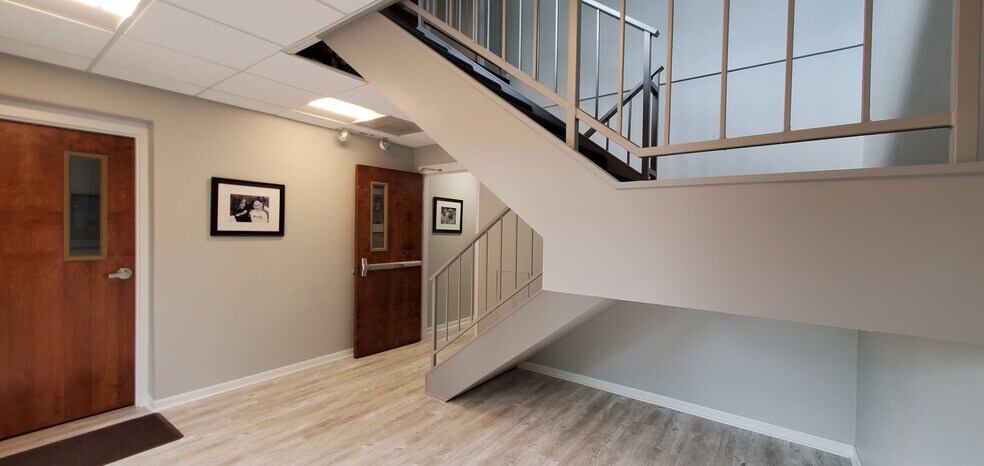 More Photos Of 110 S Hager Ave, Barrington Office For Lease