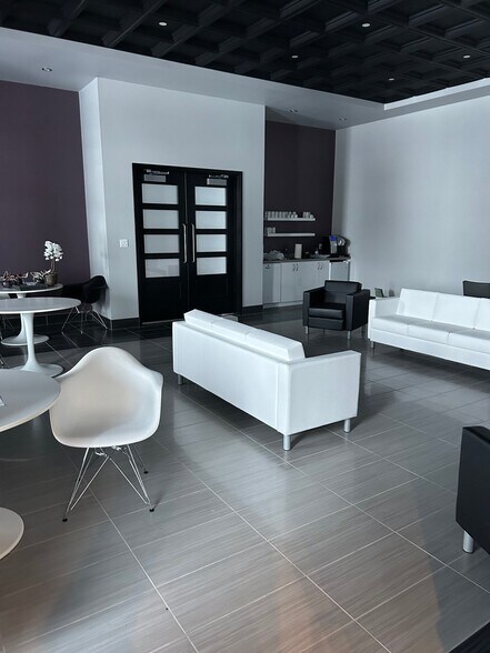 More Photos Of 305 Rue Tanguay, Roberval Office For Lease