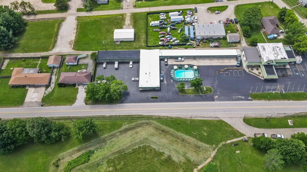 More Photos Of 310 S McCune St, Pilot Knob Hotel For Sale