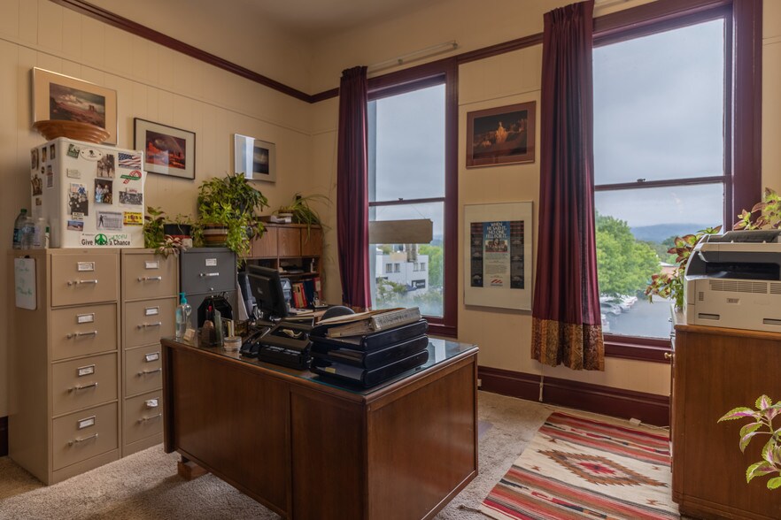 More Photos Of 102 S State St, Ukiah Storefront Retail Office For Sale