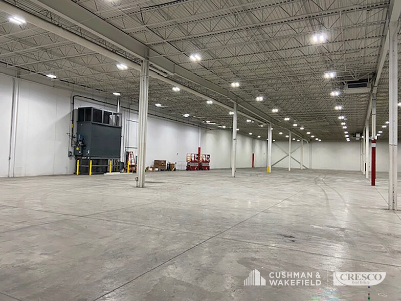 More Photos Of 18105 Cleveland Pkwy Dr, Cleveland Distribution For Lease