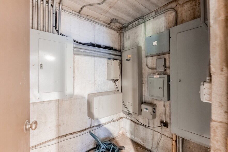 More Photos Of 5601 Victoria Dr, Oak Forest Office For Sale