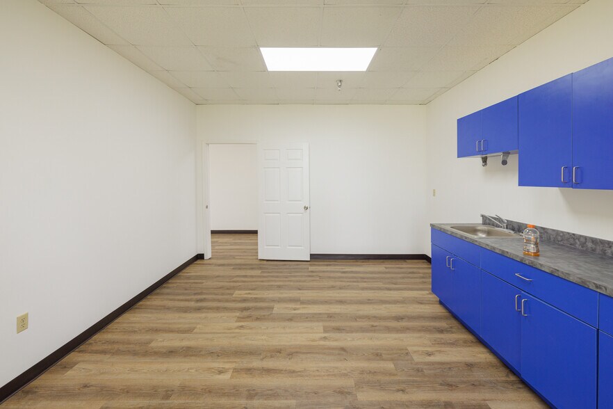 More Photos Of 1901 S Poinciana Blvd, Kissimmee Warehouse For Lease