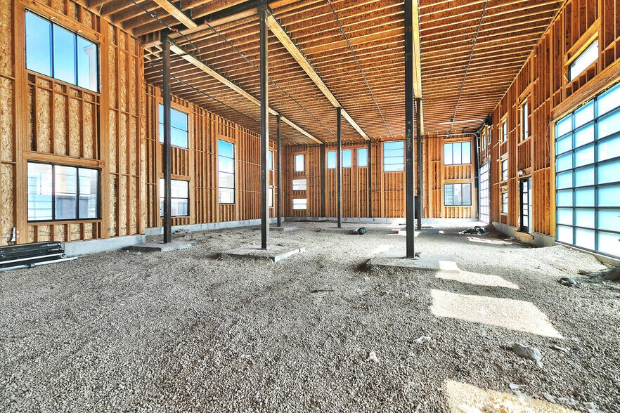 More Photos Of 4554 Forestdale Dr, Park City Light Manufacturing For Sale