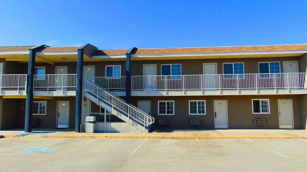 More Photos Of 2111 Whitley Ave, Corcoran Hotel For Sale