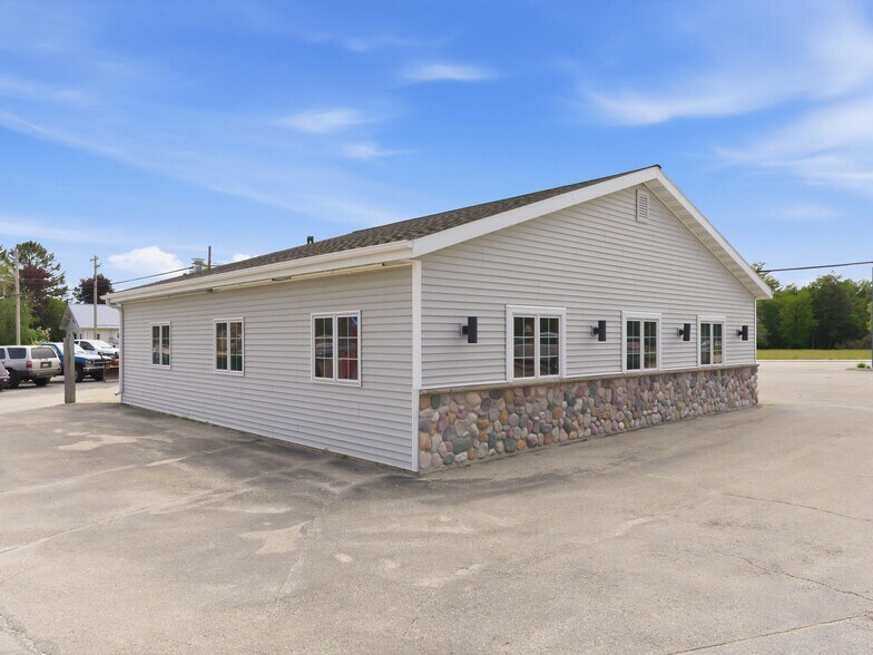 More Photos Of 3009 Forest Ave, Two Rivers Specialty For Lease