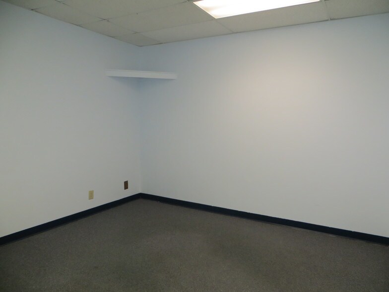 More Photos Of 4214 Fleur Dr, Des Moines General Retail For Lease