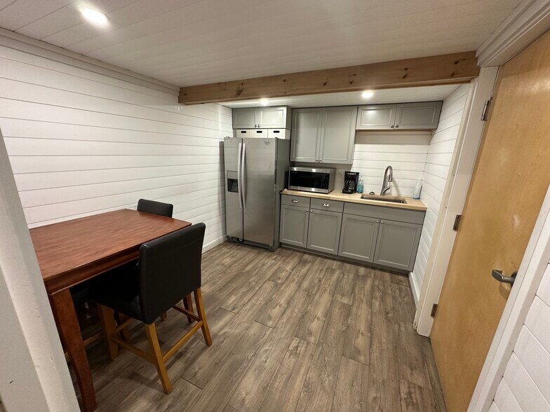 More Photos Of 979-987 Riverside St, Portland Distribution For Lease