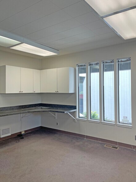 More Photos Of 940-948 NE 102nd Ave, Portland Medical For Sale