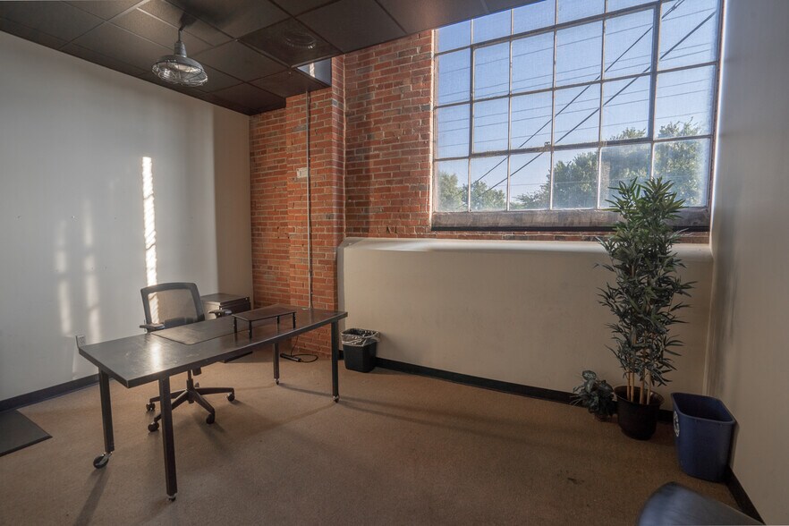 More Photos Of 230 Franklin Rd, Franklin Storefront Retail Office For Lease