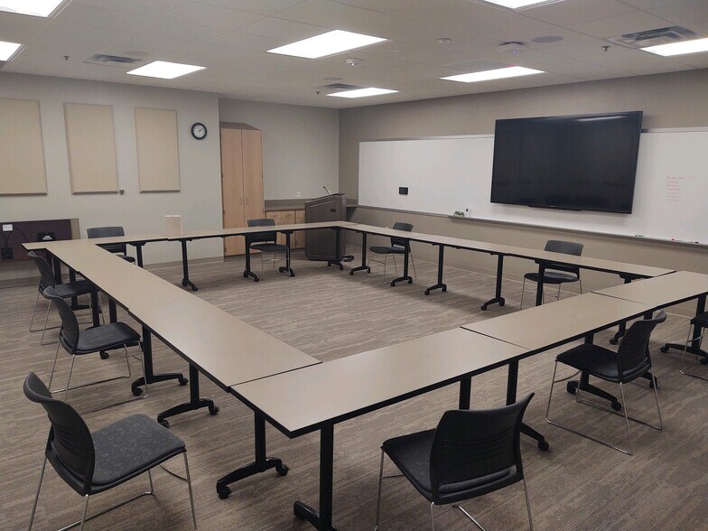 More Photos Of 903 E 104th St, Kansas City Office For Lease