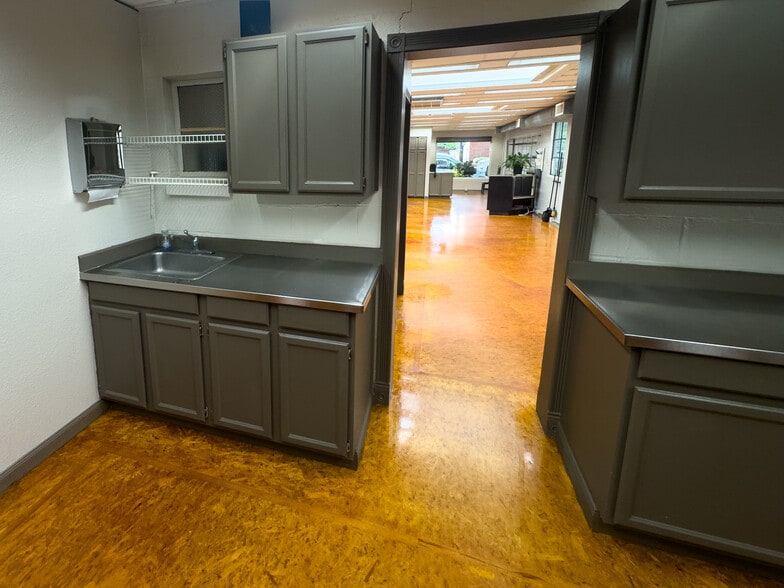 More Photos Of 2113-2115 NW Northrup St, Portland Storefront For Sale