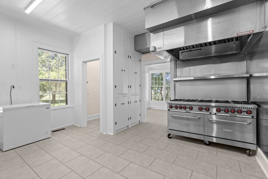 More Photos Of 219 Old Mill Rd, Winchester Office For Sale