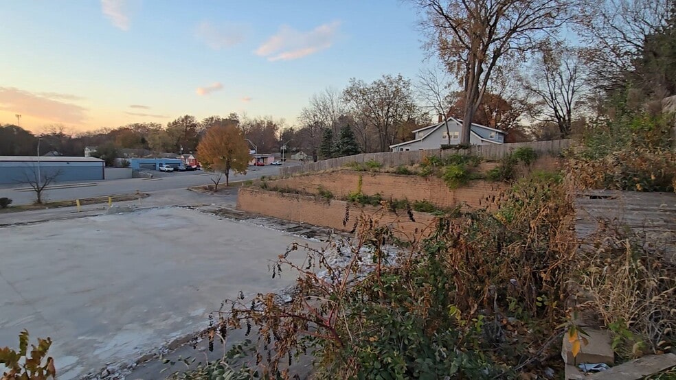 Primary Photo Of 11200 E Truman Rd, Independence Freestanding For Sale