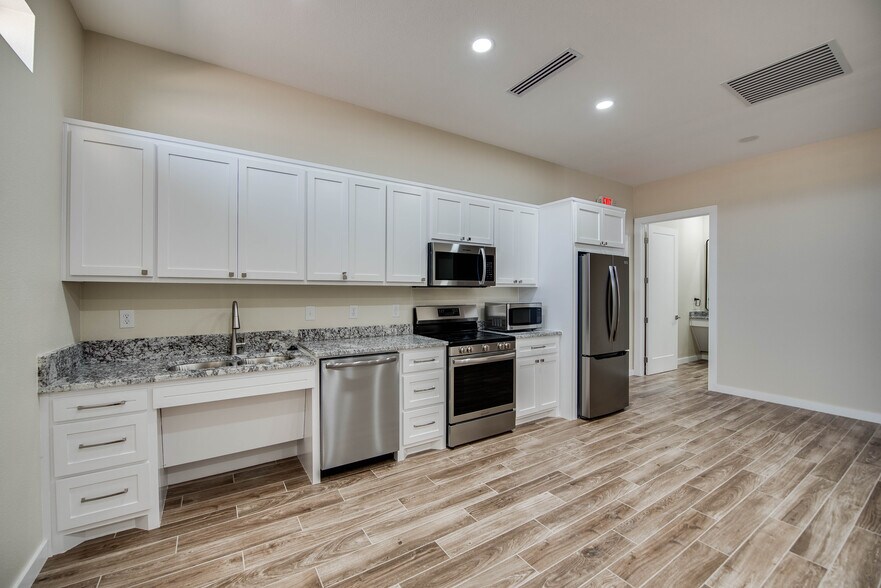 More Photos Of 1712 FM 1788, Midland Warehouse For Lease