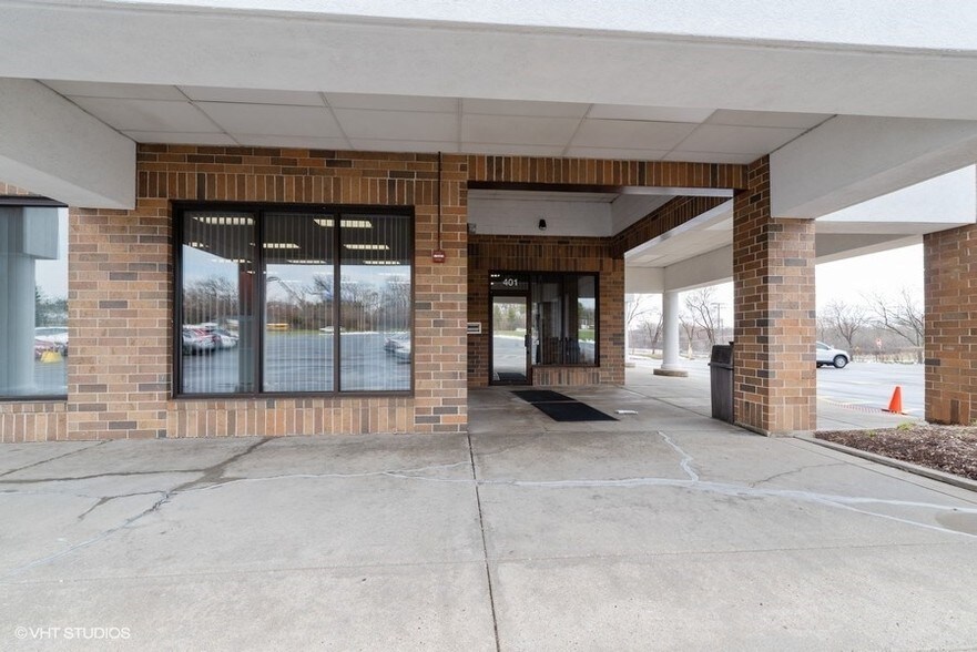 More Photos Of 401 N Riverside Dr, Gurnee Storefront For Lease