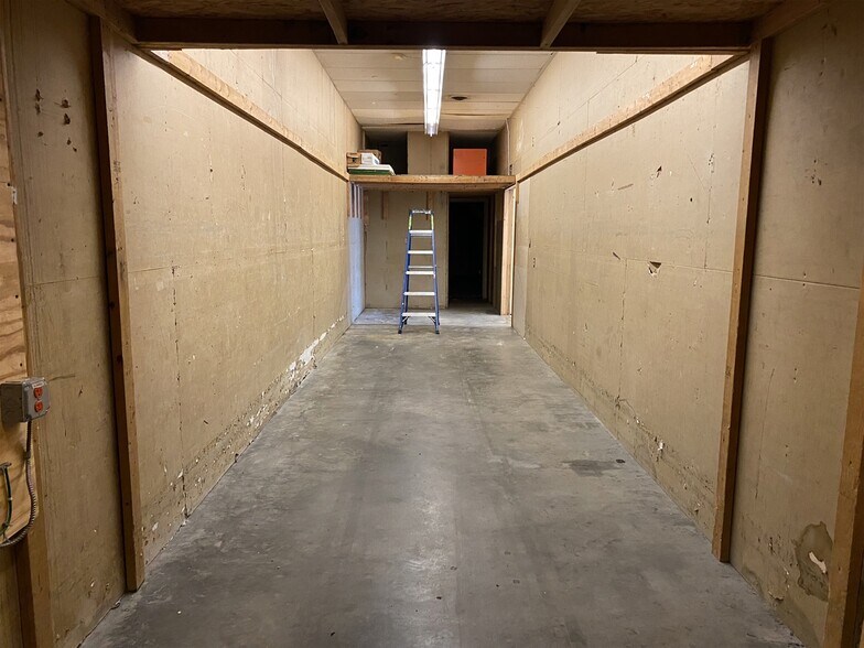More Photos Of 401 SW 1st St, Paoli Unknown For Lease