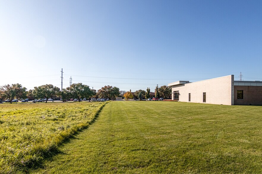 More Photos Of 5400 N 118th Ct, Milwaukee Showroom For Sale