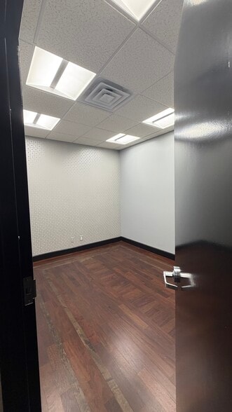 More Photos Of 130 Seaboard Ln, Franklin Flex For Sale
