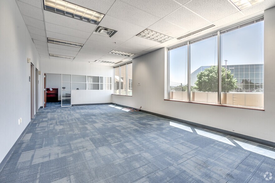 More Photos Of 1720 Lakepointe Dr, Lewisville Light Distribution For Lease